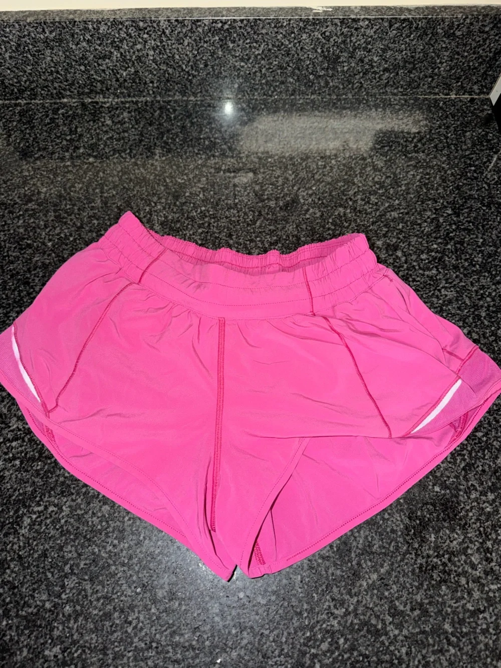 Lululemon hotty hot 2.5 size 4 shorts